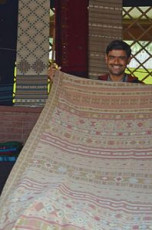 220px-A_traditional_shawl_maker_from_Kutch_Gujarat-199x300